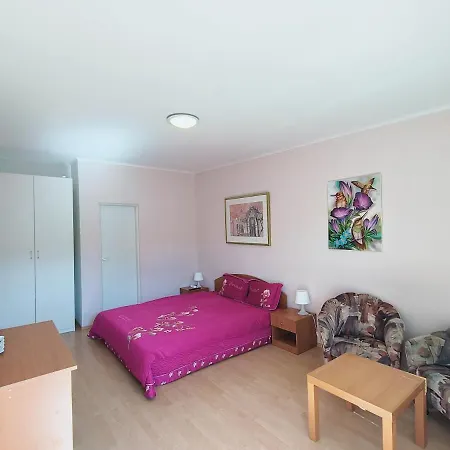 Cozy With Garden In בית הארחה