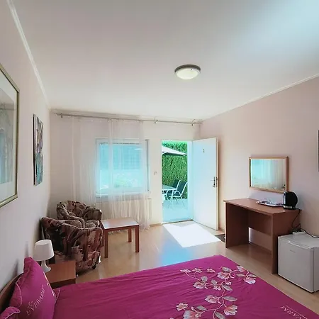 Penzion Cozy With Garden In