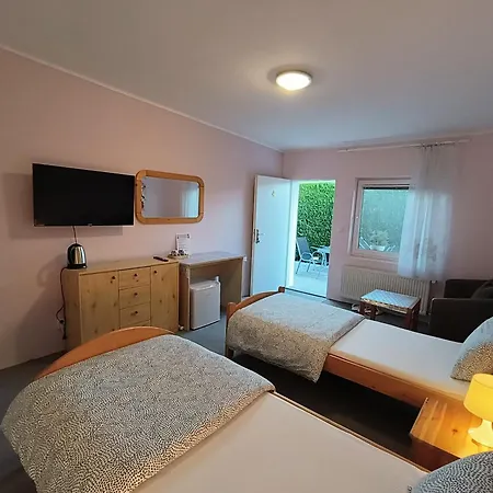 Cozy With Garden In ברטיסלאבה