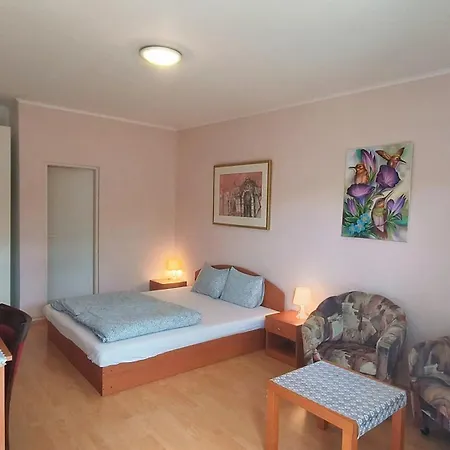 Penzion Cozy With Garden In