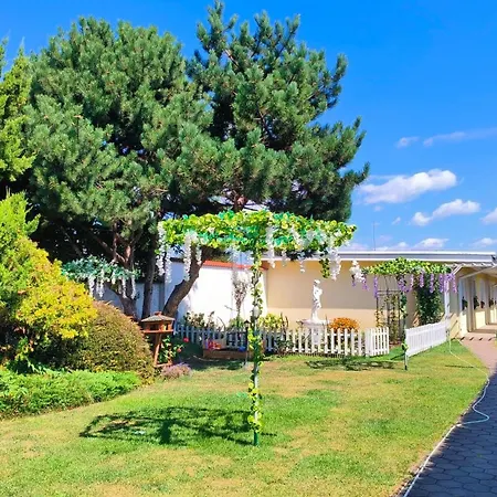 Penzion Cozy With Garden In