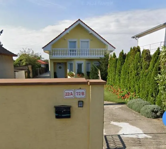 ゲストハウス Cozy With Garden In