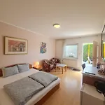 Pensjonat Cozy With Garden In